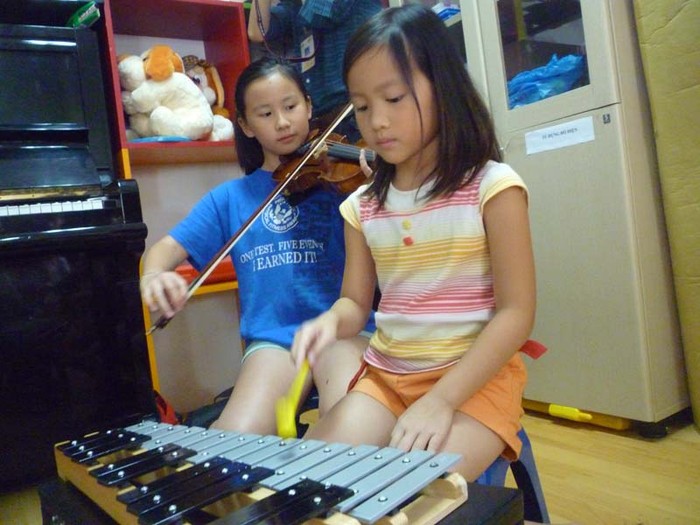 Hai chị em Ngô Thanh Nguyên và Ngô Hiên An cùng say sưa trong giờ học cùng các bạn nhỏ ở Lớp học Nhân ái.